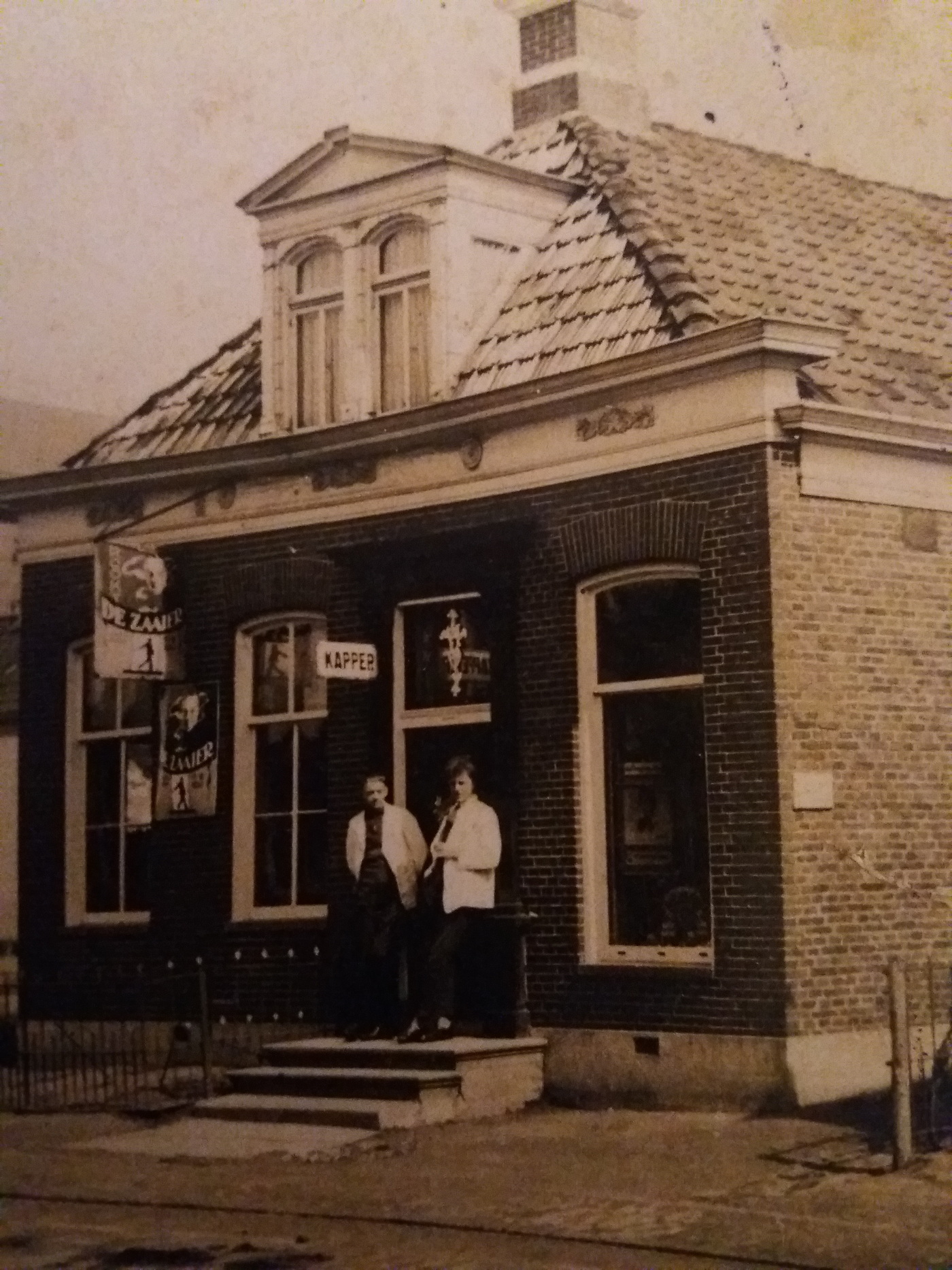 Op 17 mei 1934 opent hij, slechts 17 jaren jong, zijn eerste kapsalon aan de Hoofdstraat in Oostwold. Foto: ingezonden door ©Tineke Hekman.